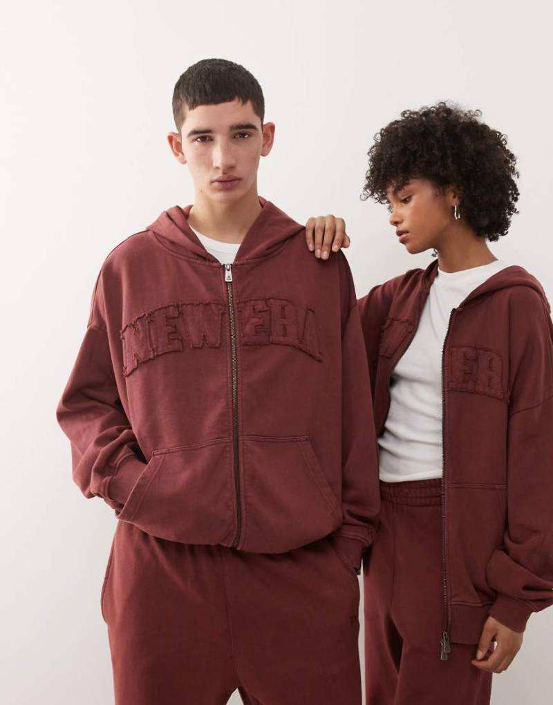 New Era - Kapuzenjacke in verwaschenem Rot mit überschnittenen Schultern und Logo-Applikation, Kombiteil von New Era