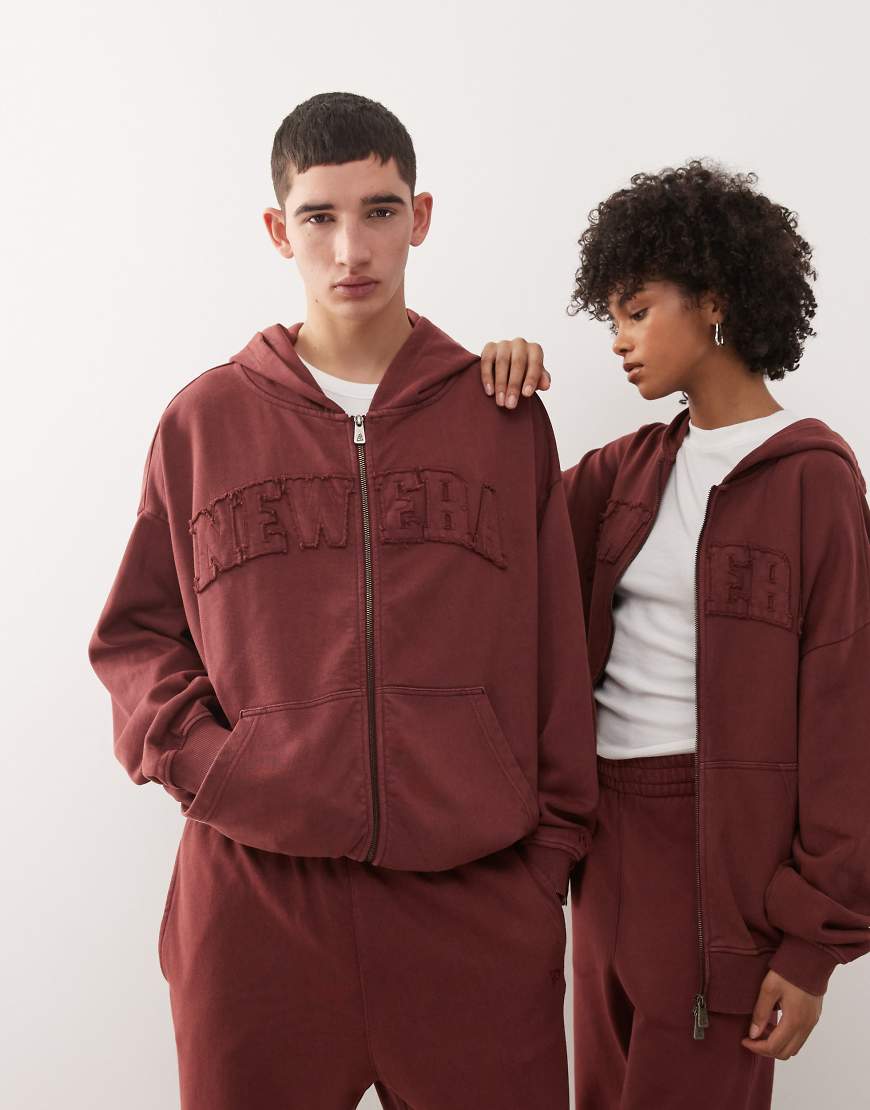 New Era - Kapuzenjacke in verwaschenem Rot mit überschnittenen Schultern und Logo-Applikation, Kombiteil von New Era