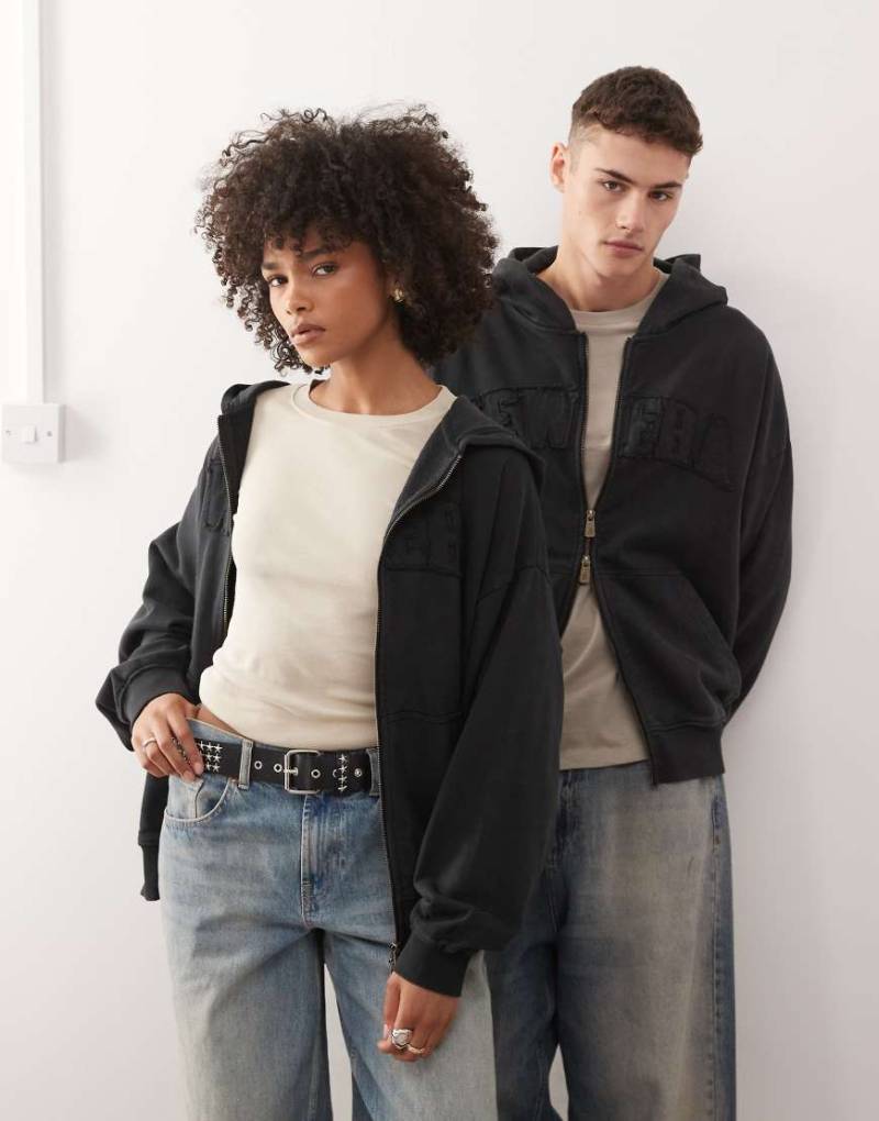 New Era - Kapuzenjacke in verwaschenem Schwarz mit überschnittenen Schultern, durchgehendem Reißverschluss und Logo-Applikation, Kombiteil von New Era