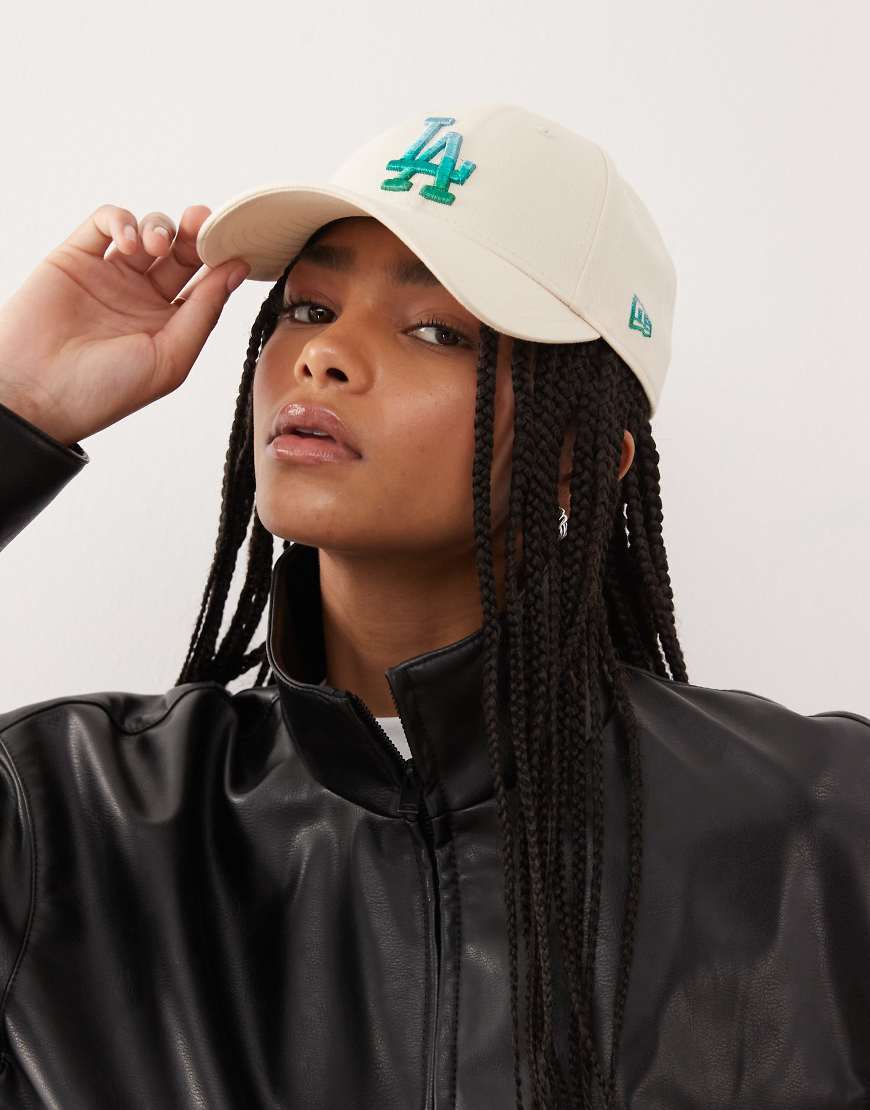 New Era - LA Dodgers 9Forty - Damenkappe in Cremeweiß mit Metallic-Logo von New Era