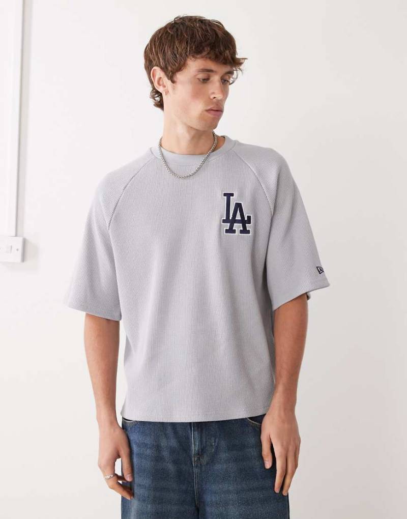 New Era - LA Dodgers - Oversize-T-Shirt in Grau mit Waffelstruktur-Weiß von New Era