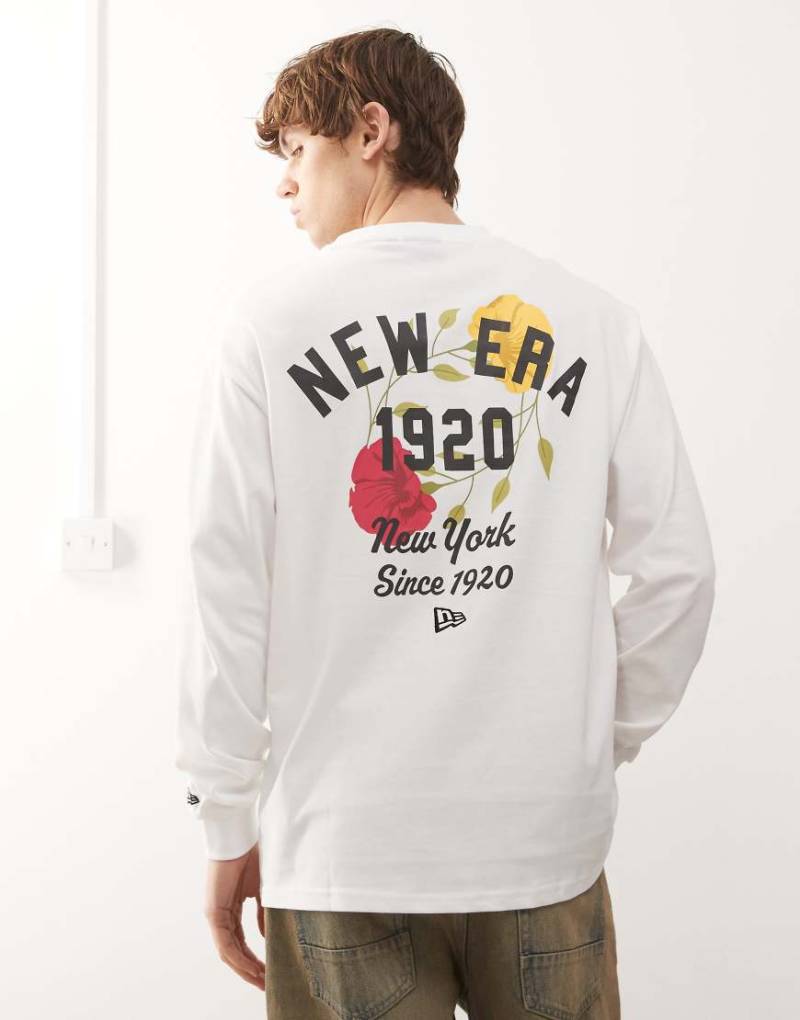 New Era - Langärmliges Oberteil in Weiß mit Blumenmotiv auf dem Rücken von New Era