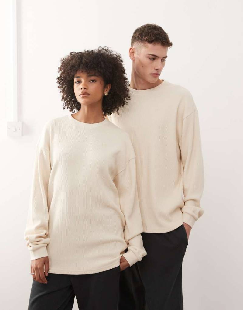 New Era - Langärmliges T-Shirt in Creme mit Waffelstruktur und Flaggenlogo-Weiß von New Era