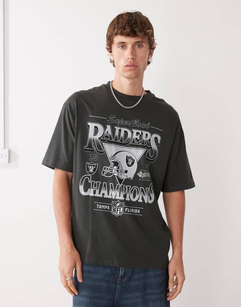 New Era - Las Vegas Raiders - Oversize-T-Shirt in Grau von New Era