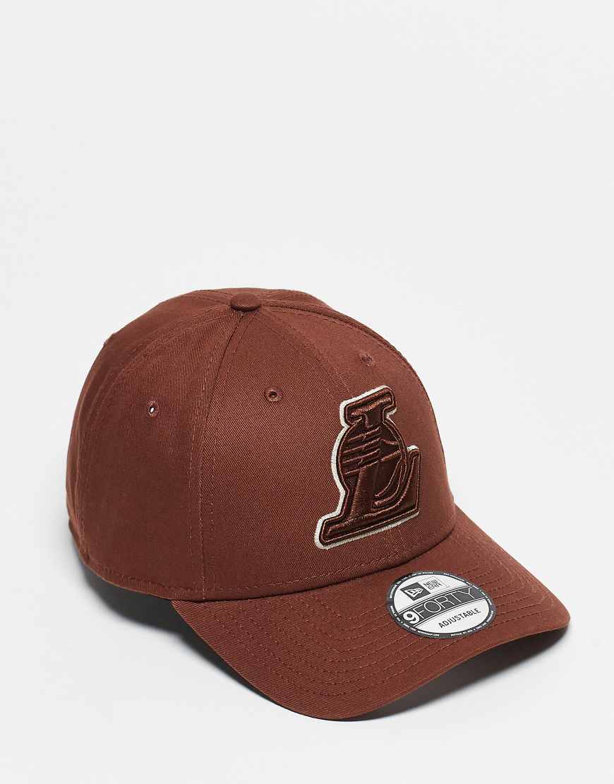 New Era - Los Angeles Lakers 9Forty - Kappe in Braun mit Kontur-Logo-Brown von New Era