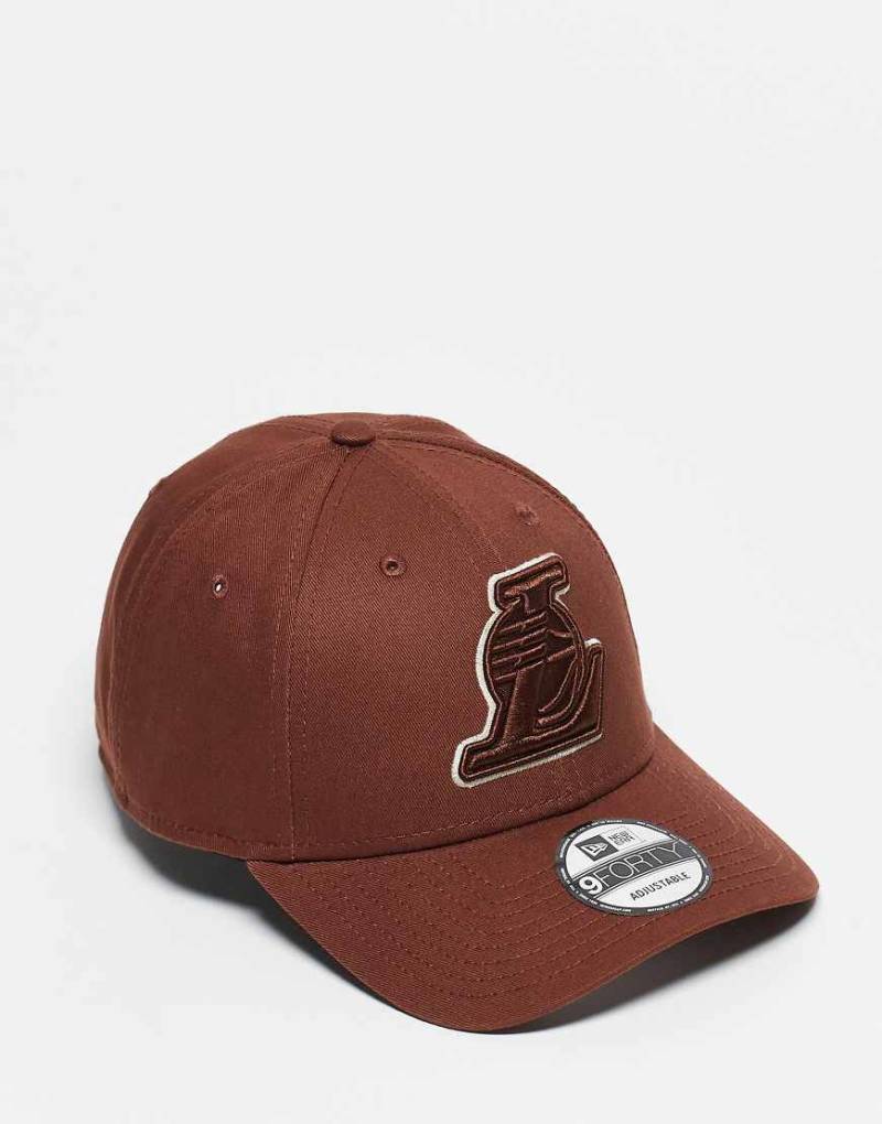 New Era - Los Angeles Lakers 9Forty - Kappe in Braun mit Kontur-Logo-Brown von New Era