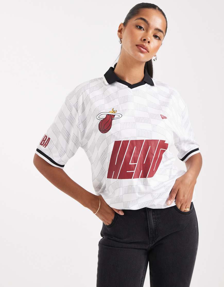 New Era - Miami Heat Sports - Oberteil in Weiß mit Kragen New Era - Miami Heat Sports - Oberteil in Weiß mit Kragen von New Era