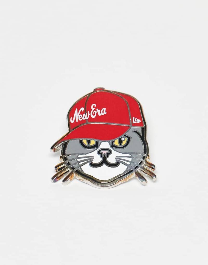 New Era - Mützen-Pin aus Metall in Silber-Optik mit Katzen-Motiv von New Era