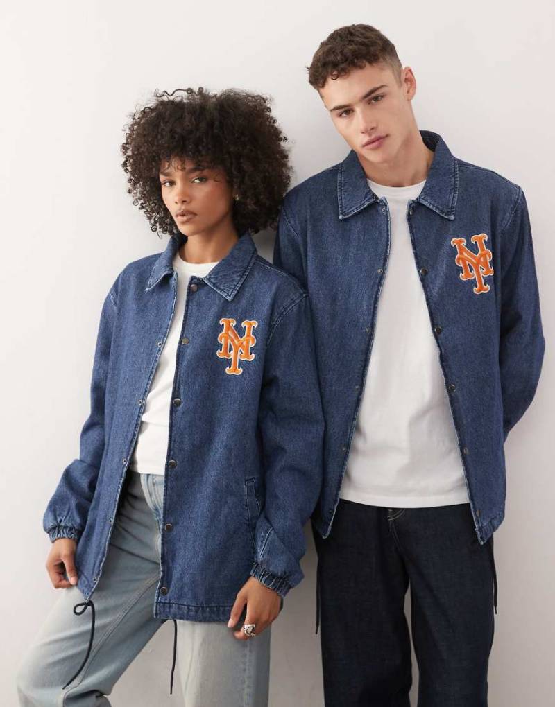 New Era - NY Mets - Durchgeknöpfte Jeans-Coachjacke in verwaschenem Mittelblau mit Logo New Era - NY Mets - Durchgeknöpfte Jeans-Coachjacke in verwaschenem Mittelblau mit Logo von New Era