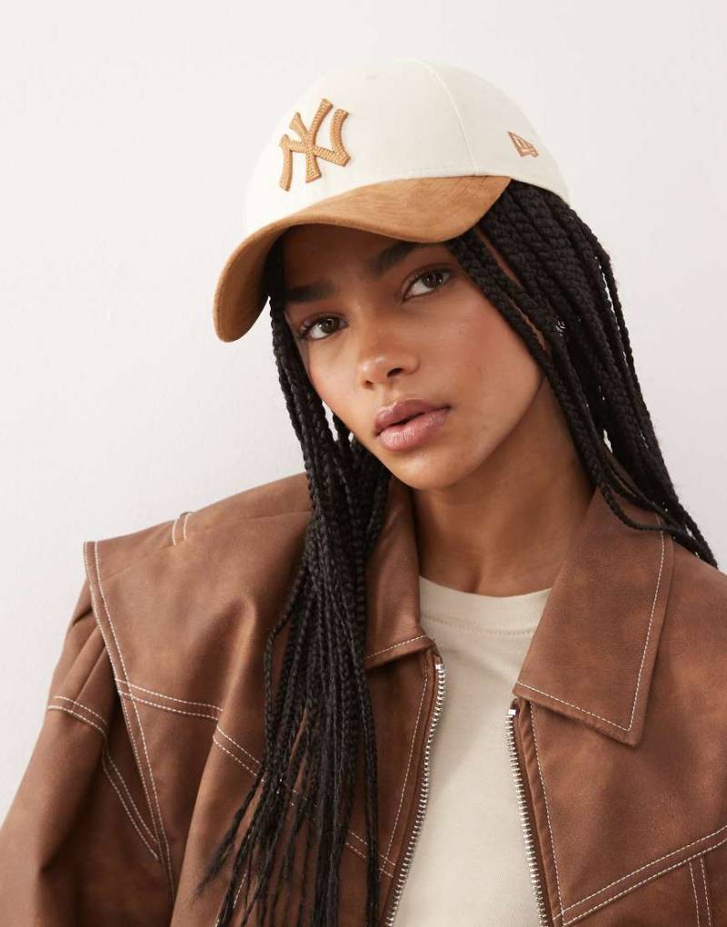 New Era - NY Yankees 9Forty - Damenkappe aus Canvas in Cremeweiß mit braunem Kontrastschirm aus Wildlederimitat-Bunt von New Era