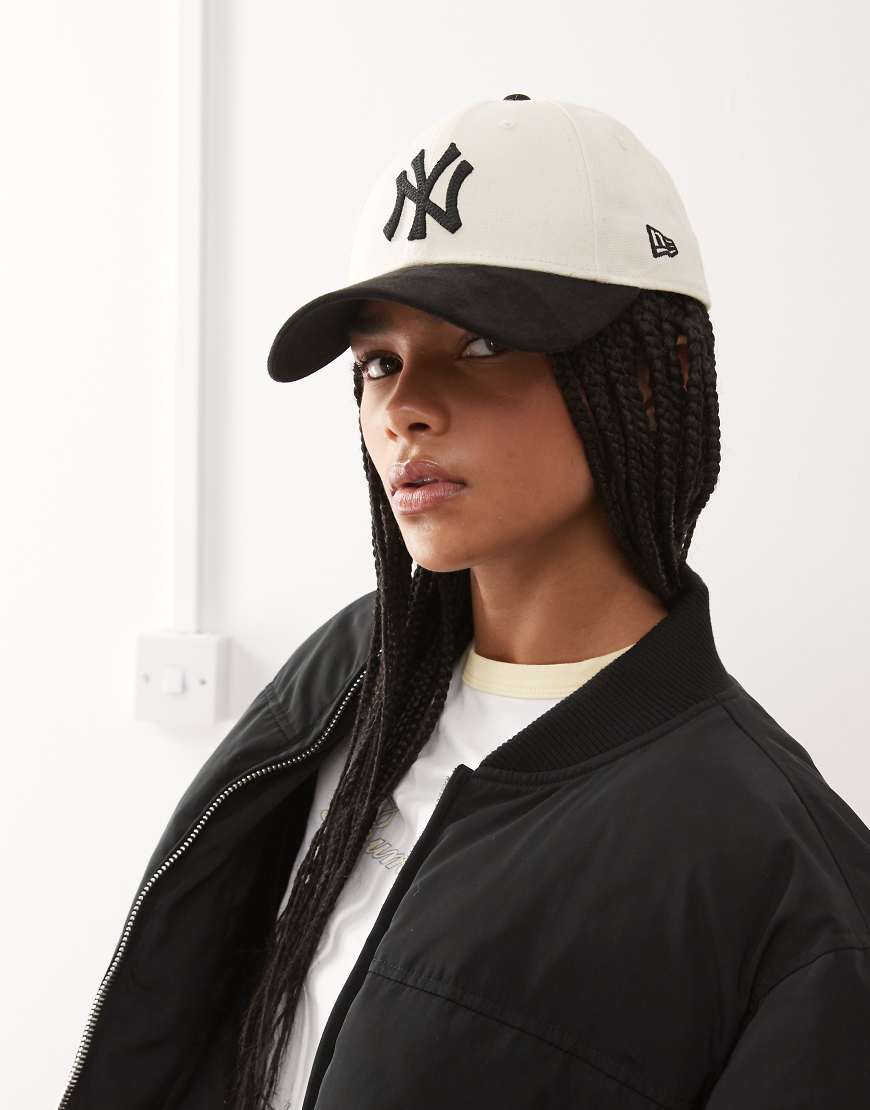 New Era - NY Yankees 9Forty - Damenkappe aus Canvas in Cremeweiß mit schwarzem Kontrastschirm aus Wildlederimitat-Bunt von New Era