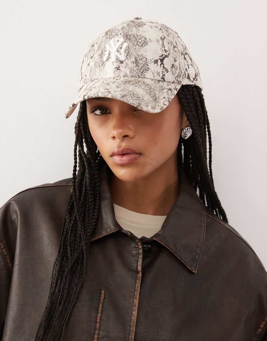 New Era - NY Yankees 9Forty - Damenkappe aus Velours in Grau mit Schlangenmuster von New Era