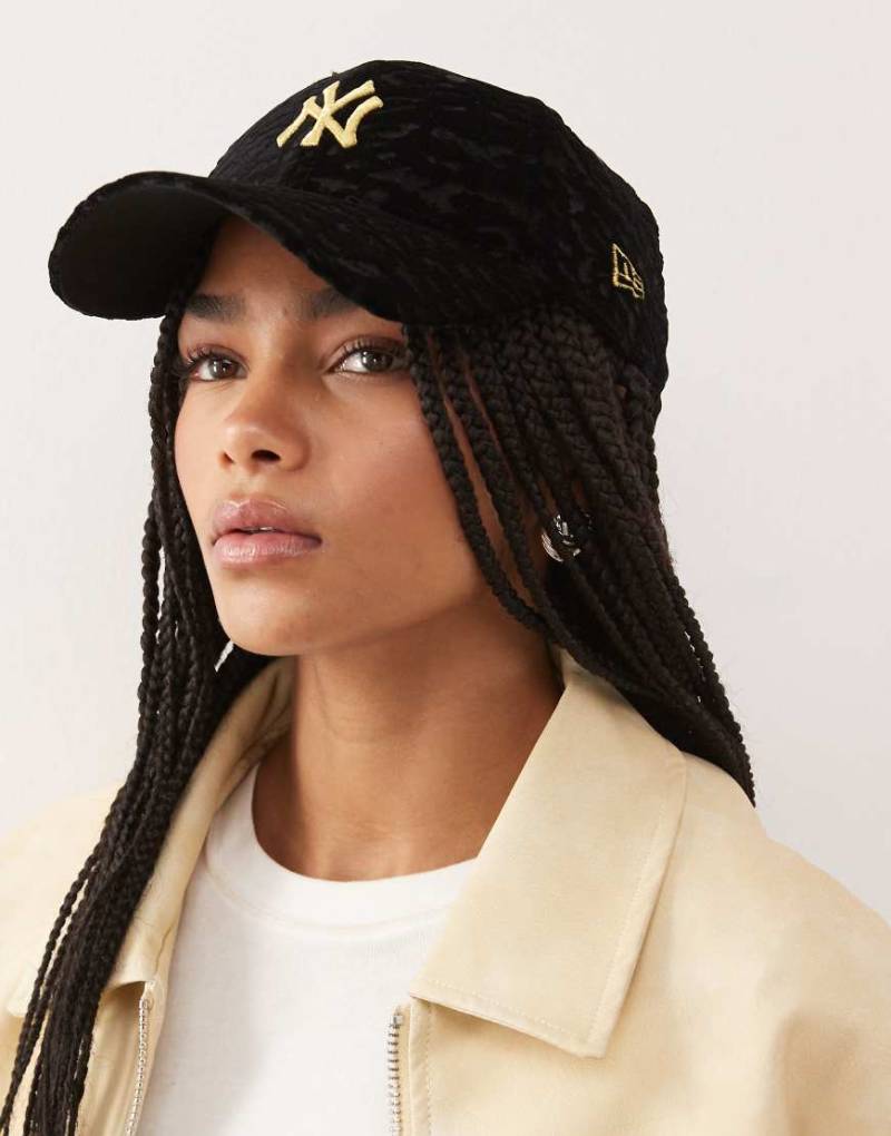 New Era - NY Yankees 9Forty - Damenkappe aus Velours in Schwarz mit Leopardenmuster von New Era