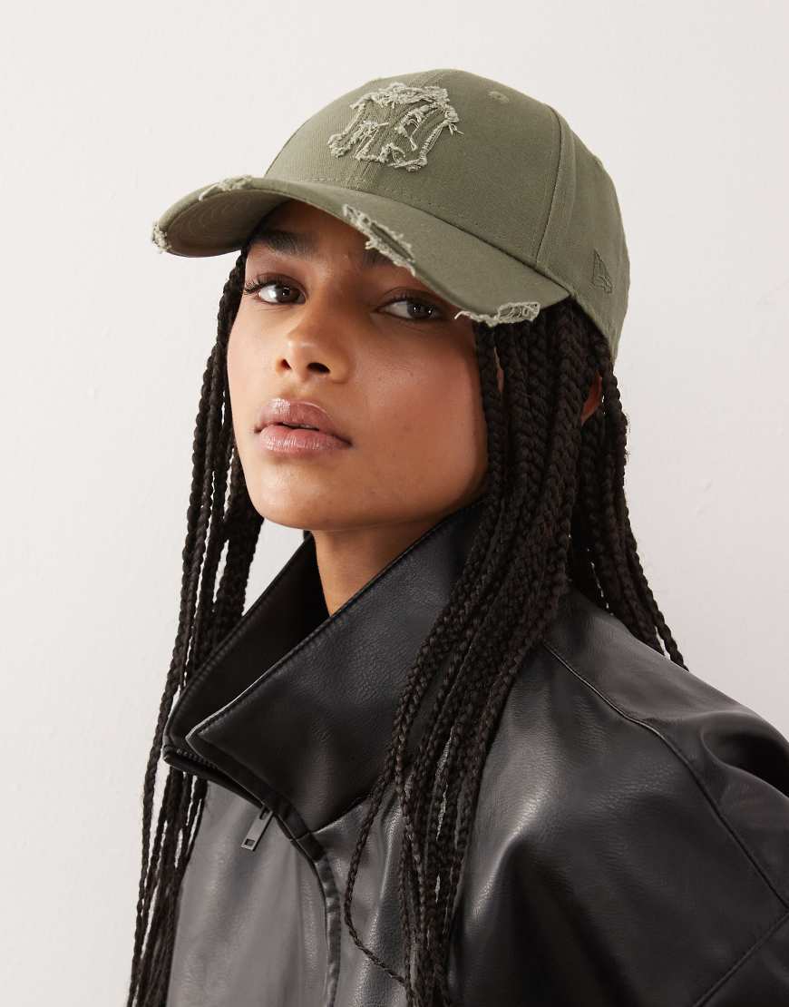 New Era - NY Yankees 9Forty - Damenkappe in Khaki mit Used-Details und Logo-Grün von New Era