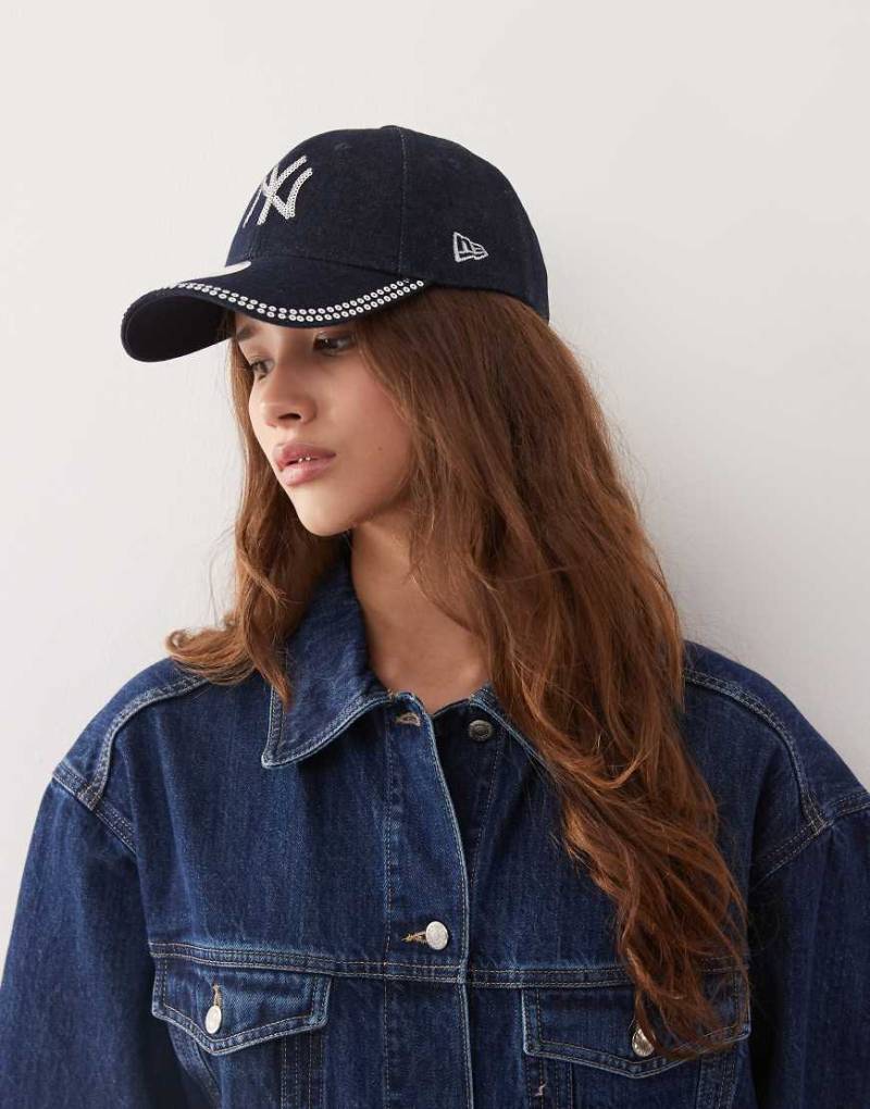 New Era - NY Yankees 9Forty - Jeanskappe für Damen in verwaschenem Mittelblau mit Paillettenlogo von New Era