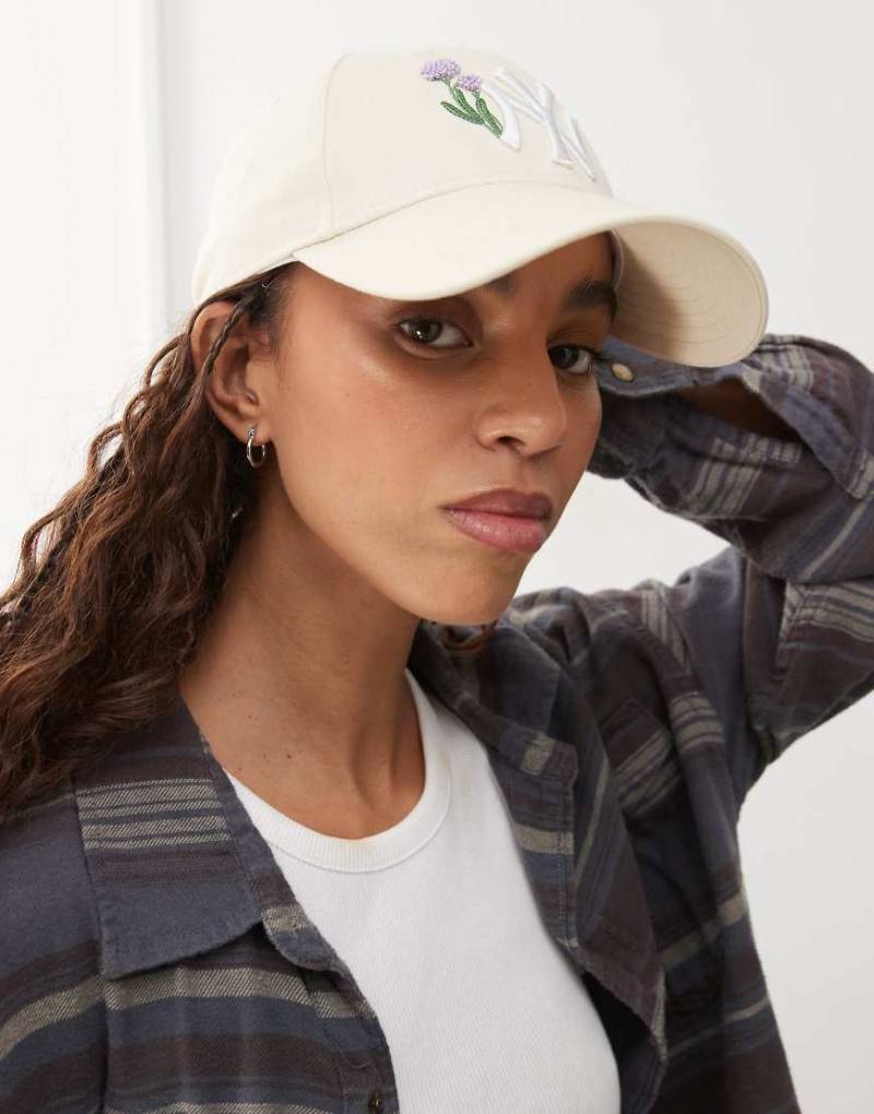 New Era - NY Yankees 9Forty - Kappe in Creme mit perlenbesetzter Blumenstickerei-Neutral von New Era