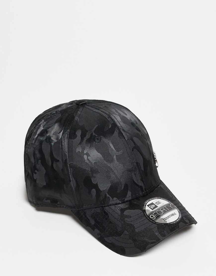 New Era - NY Yankees 9Forty - Kappe in schwarzem Military-Muster mit Pinbadge-Logo-Bunt von New Era