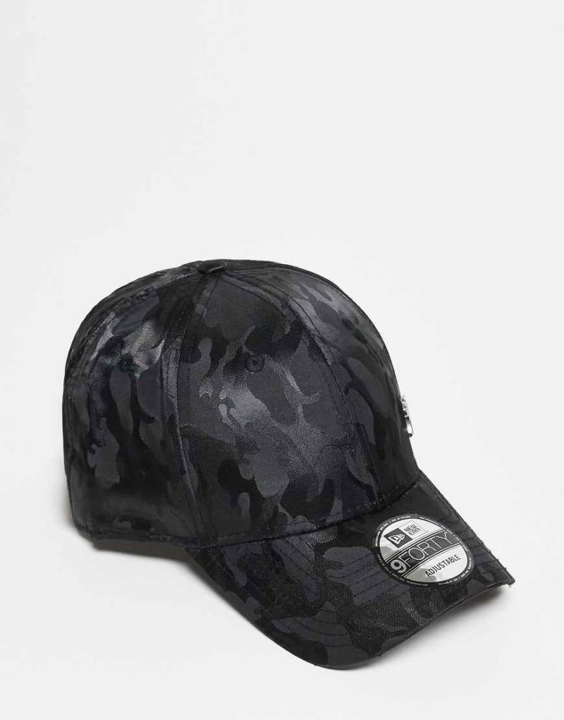 New Era - NY Yankees 9Forty - Kappe in schwarzem Military-Muster mit Pinbadge-Logo-Bunt von New Era