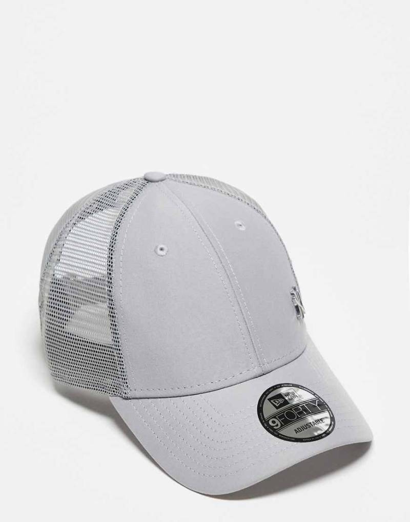 New Era - NY Yankees 9Forty - Trucker-Kappe in Grau mit kleinem Logo von New Era