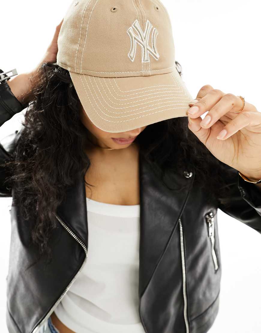 New Era - NY Yankees 9Twenty - Kappe in verwaschenem Beige mit Kontrastnaht-Neutral von New Era