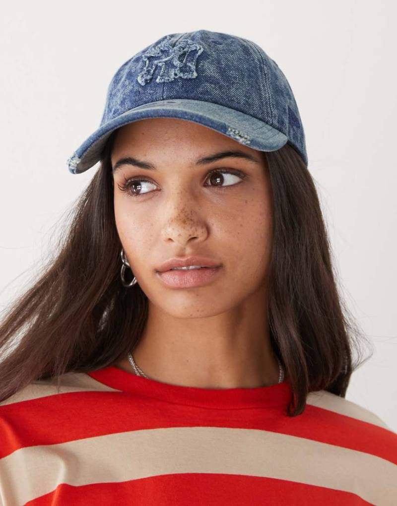 New Era - NY Yankees 9twenty - Jeans-Kappe für Damen in blauer Stone-Waschung mit Used-Details von New Era