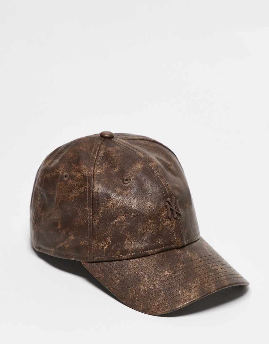 New Era - NY Yankees 9twenty - Unstrukturierte Kappe aus Kunstleder in verwaschenem Braun-Brown von New Era