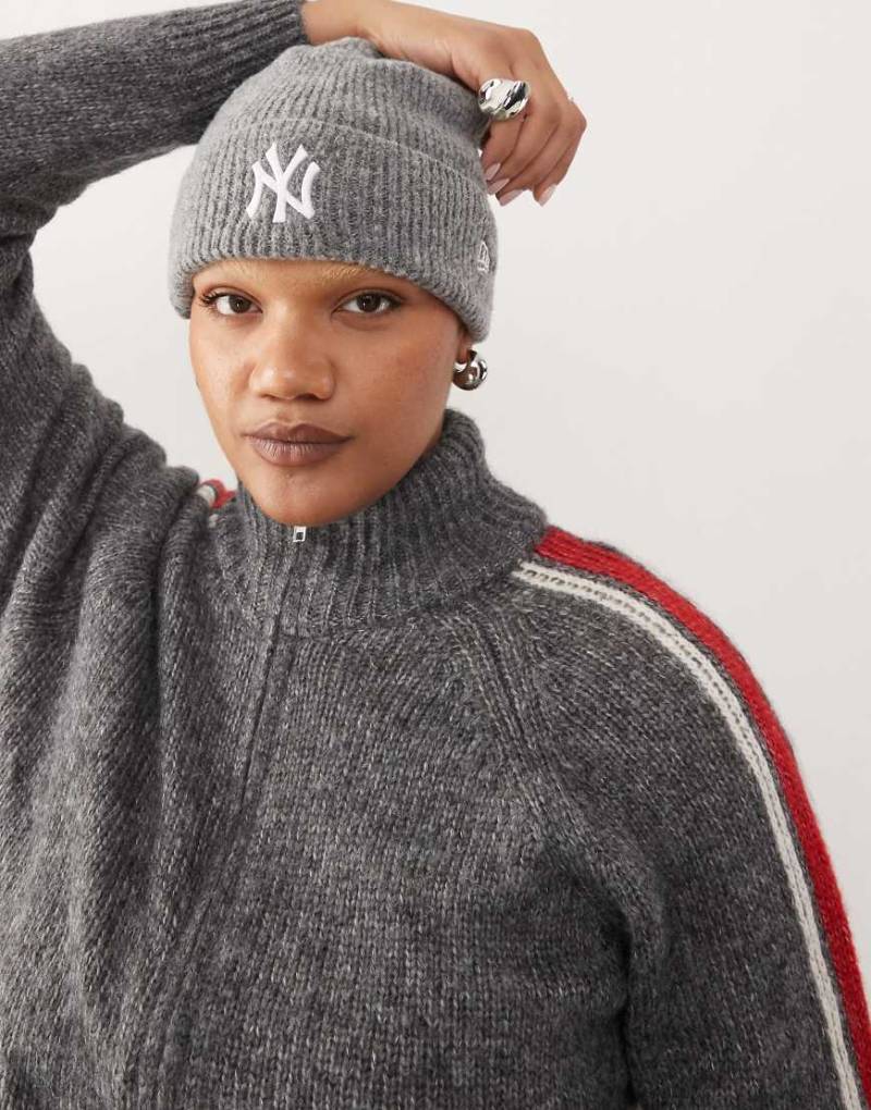New Era - NY Yankees - Damen-Beanie in Grau aus Wollmix mit breitem Umschlag von New Era