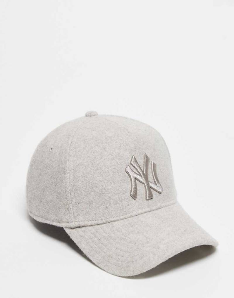 New Era - NY Yankees E Frame - Kappe aus Melton in Steinbeige mit farblich abgestimmtem Logo-Neutral New Era - NY Yankees E Frame - Kappe aus Melton in Steinbeige mit farblich abgestimmtem Logo-Neutral von New Era