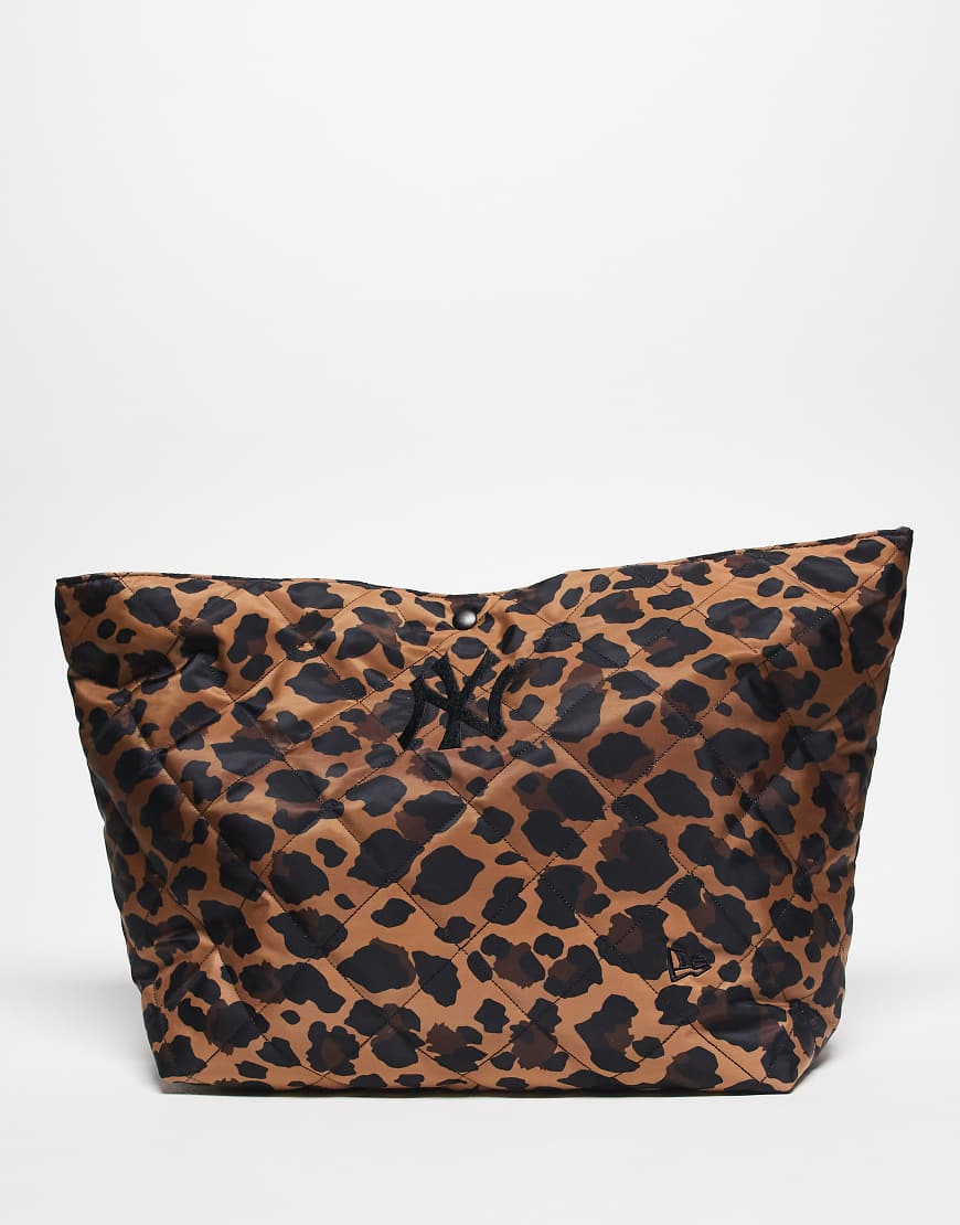 New Era - NY Yankees - Gesteppte Tragetasche in Braun mit Logo und Leopardenmuster-Brown von New Era