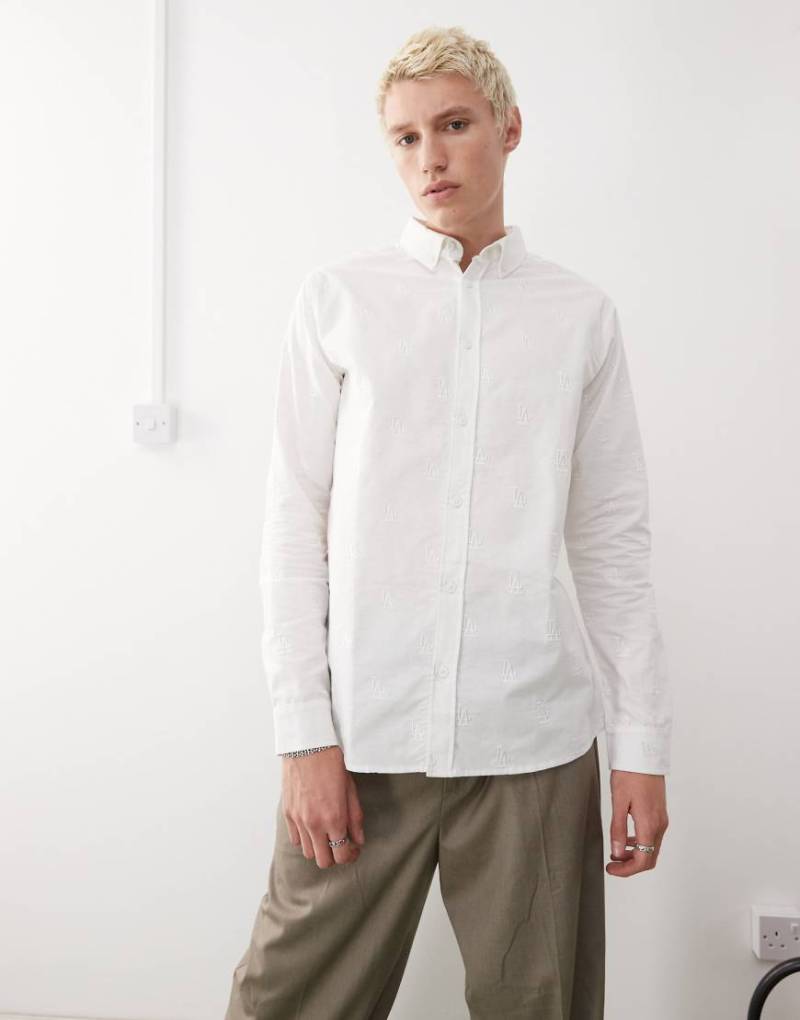 New Era - NY Yankees - Langärmliges Hemd in Cremeweiß mit kleiner Logo-Stickerei von New Era