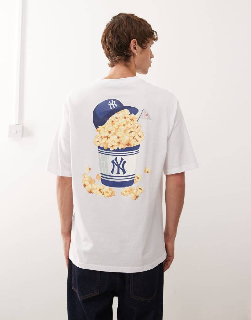New Era - NY Yankees - Oversize-T-Shirt in Weiß mit Essensprint-Bunt von New Era