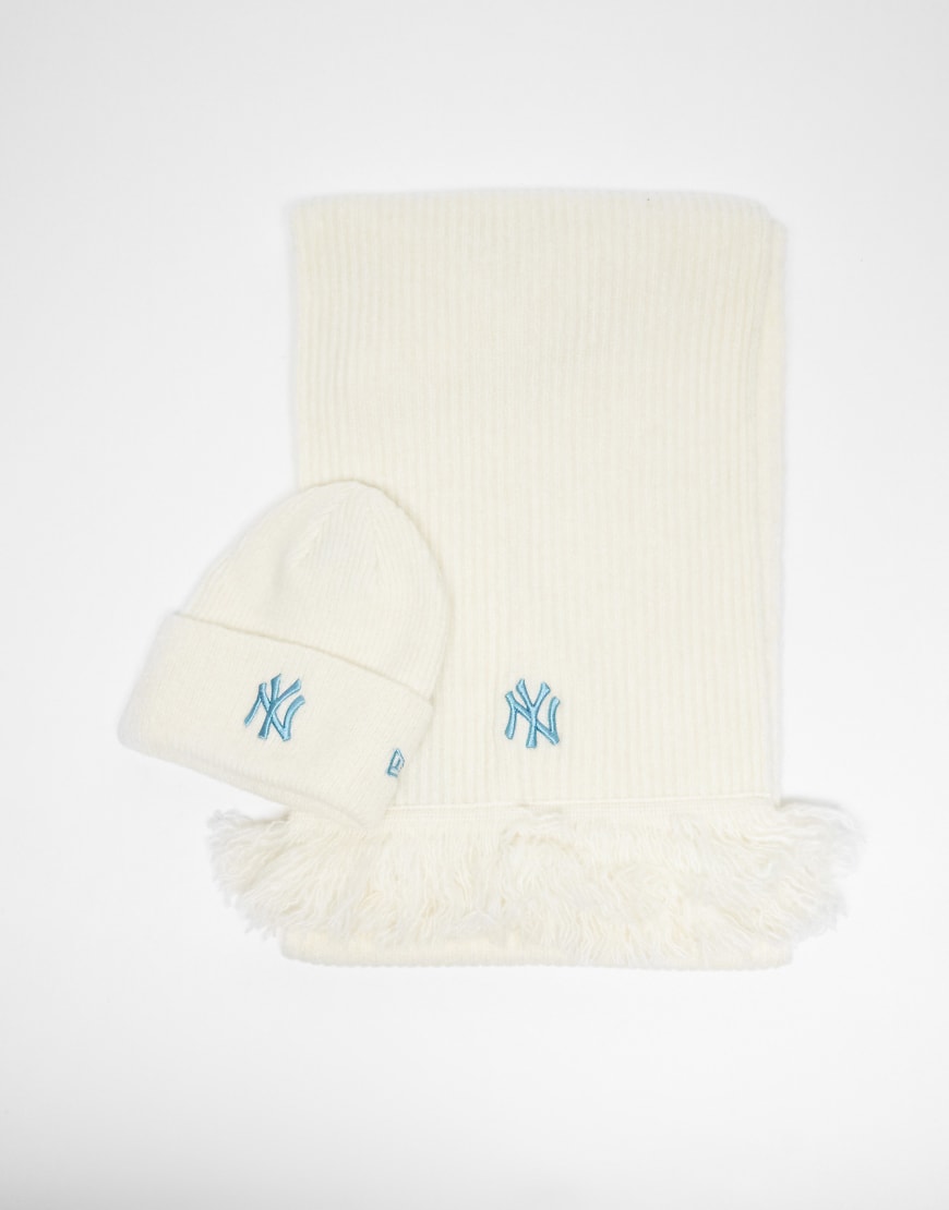 New Era - NY Yankees - Set aus Strickmütze und Schal in Cremeweiß von New Era