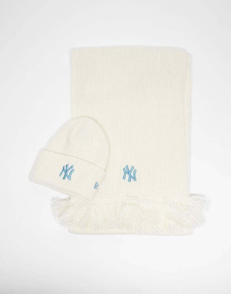 New Era - NY Yankees - Set aus Strickmütze und Schal in Cremeweiß von New Era