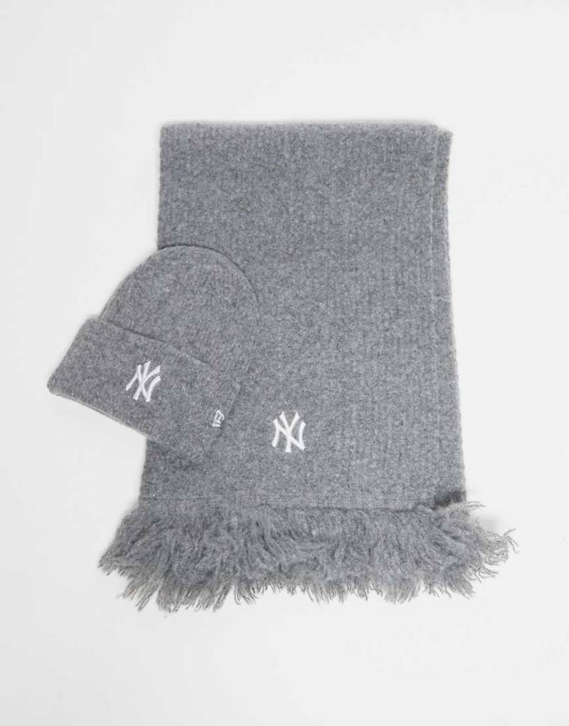 New Era - NY Yankees - Set aus Strickmütze und Schal in Grau New Era - NY Yankees - Set aus Strickmütze und Schal in Grau von New Era