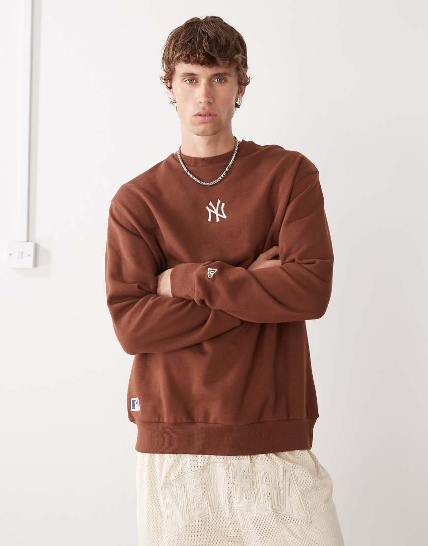 New Era - NY Yankees - Sweatshirt in Burgunderrot mit kleinem Logo von New Era