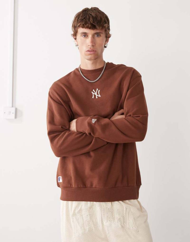 New Era - NY Yankees - Sweatshirt in Burgunderrot mit kleinem Logo von New Era