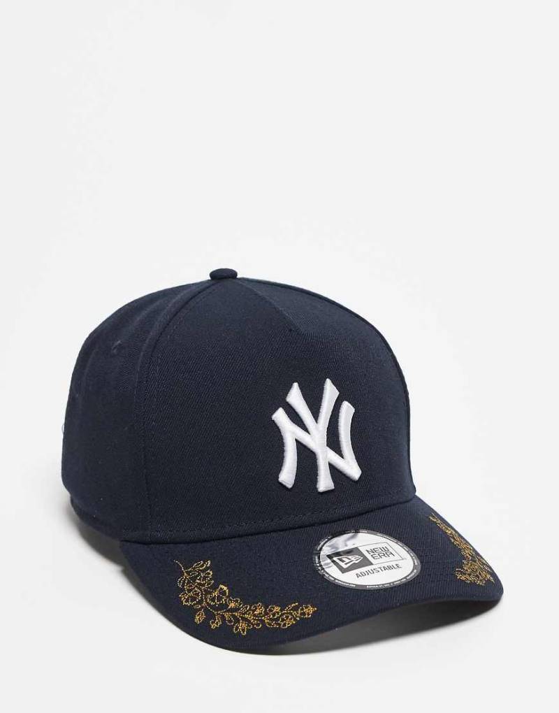New Era - NY Yankees Total Icon E Frame - Kappe in Marineblau mit Blumenverzierung New Era - NY Yankees Total Icon E Frame - Kappe in Marineblau mit Blumenverzierung von New Era