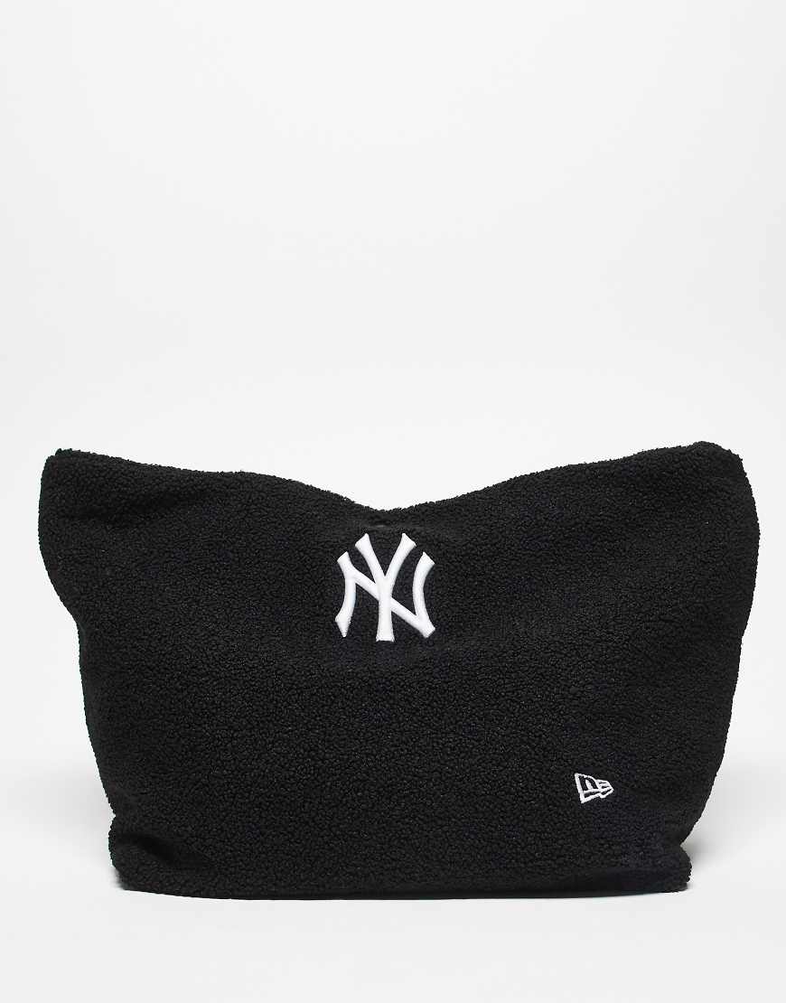 New Era - NY Yankees - Tragetasche aus Teddyfell in Schwarz mit Logo von New Era