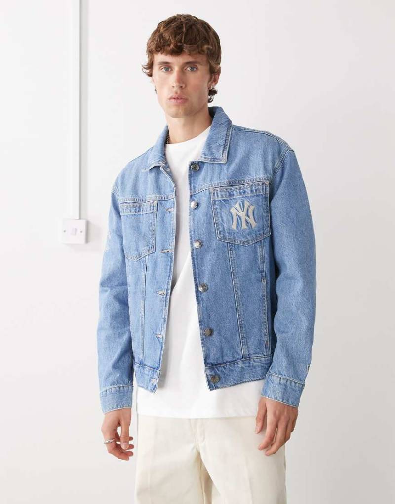 New Era - NY Yankees - Trucker-Jeansjacke in mittelblauer Waschung von New Era