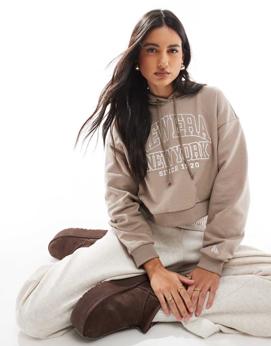 New Era - New York - Kurz geschnittener Kapuzenpullover in Taupe mit Logo und Kapuze-Neutral von New Era