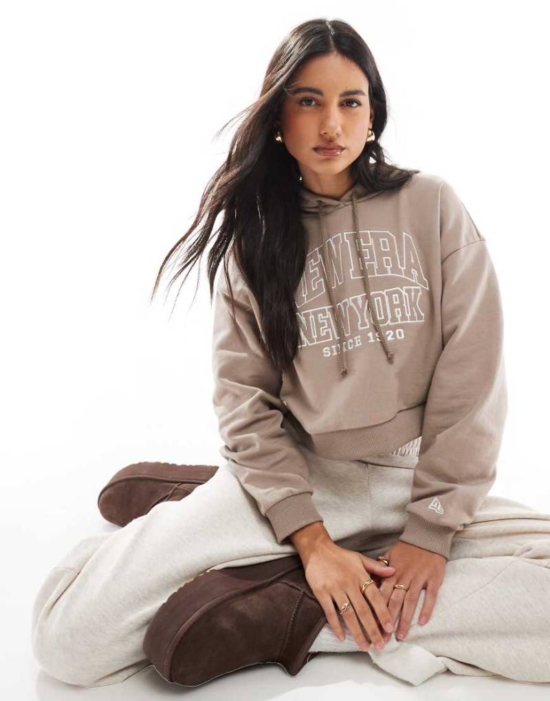 New Era - New York - Kurz geschnittener Kapuzenpullover in Taupe mit Logo und Kapuze-Neutral von New Era