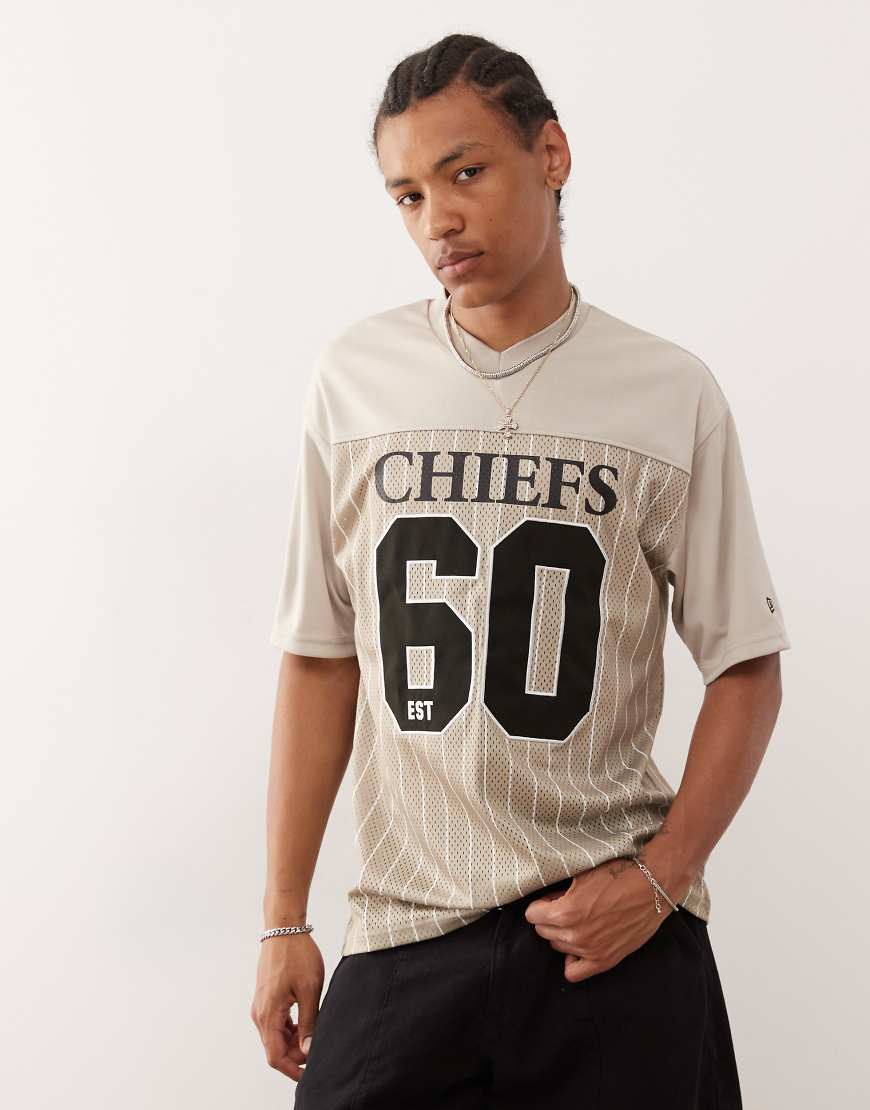 New Era - Oberteil in Creme mit Streifen und Kansas-City-Chiefs-Print-Weiß von New Era