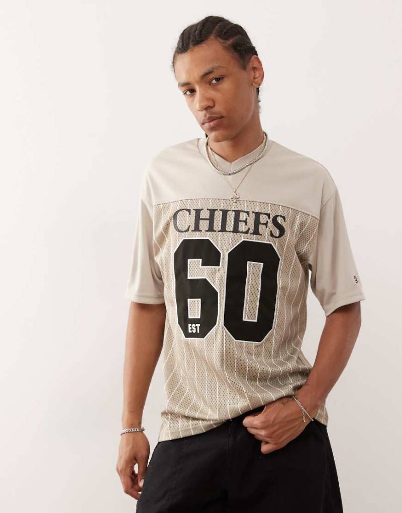 New Era - Oberteil in Creme mit Streifen und Kansas-City-Chiefs-Print-Weiß von New Era