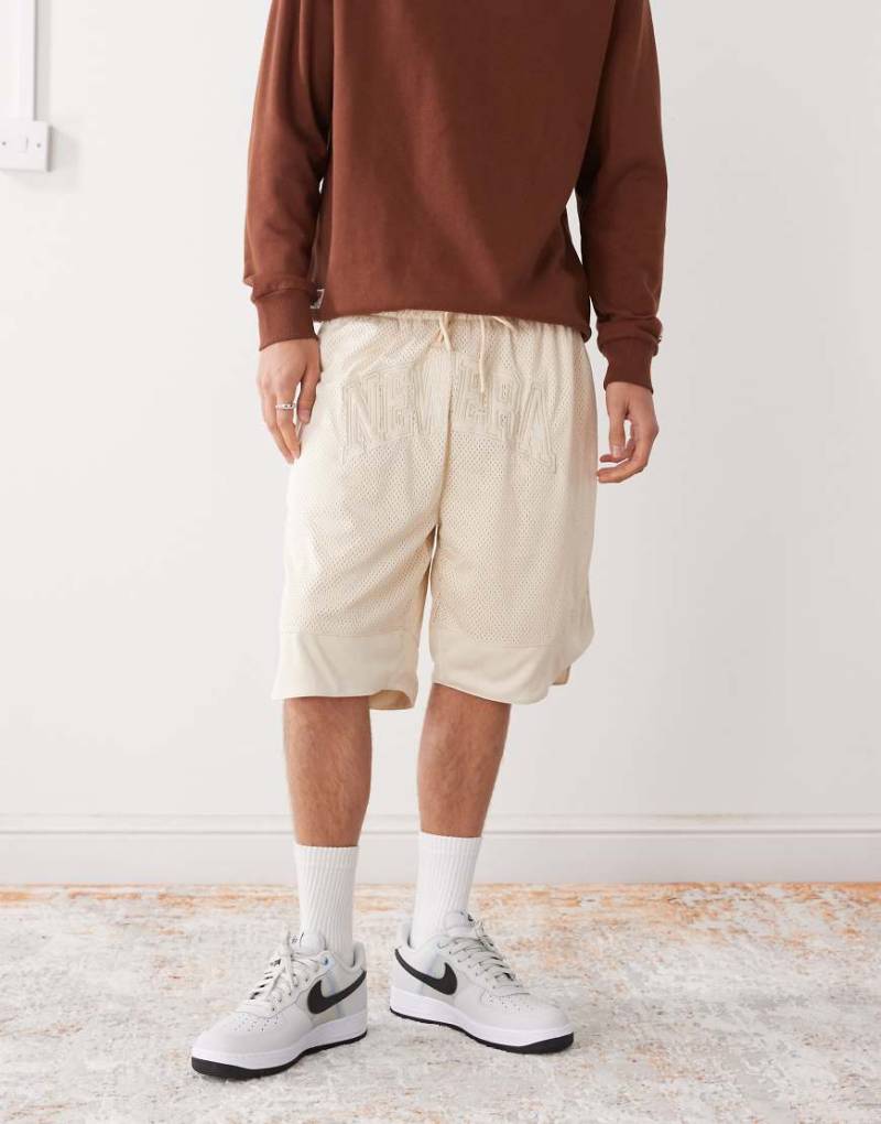 New Era - Oversize-Shorts aus Jersey-Netzstoff in Ecru-Neutral von New Era