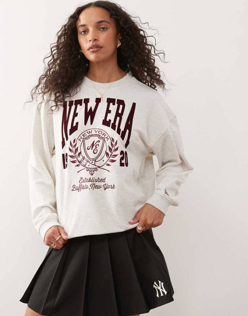 New Era - Oversize-Sweatshirt in Hellgrau mit College-Print von New Era
