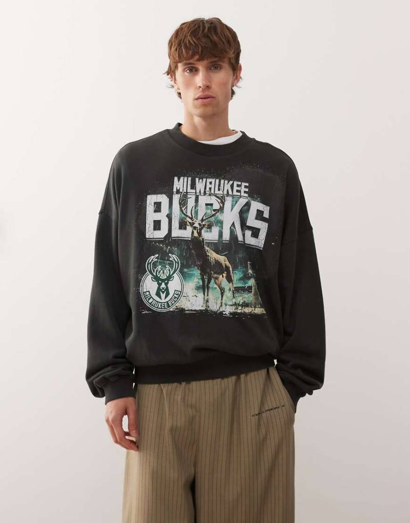New Era - Oversize-Sweatshirt in verwaschenem Schwarz mit „Milwaukee Bucks"-Print von New Era