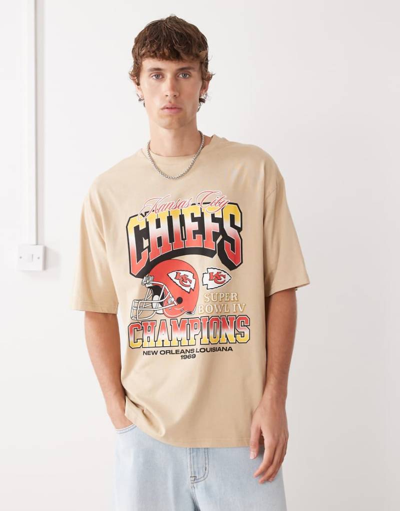 New Era - Oversize-T-Shirt in Beige mit „Kansas City Chiefs"-Print-Neutral von New Era