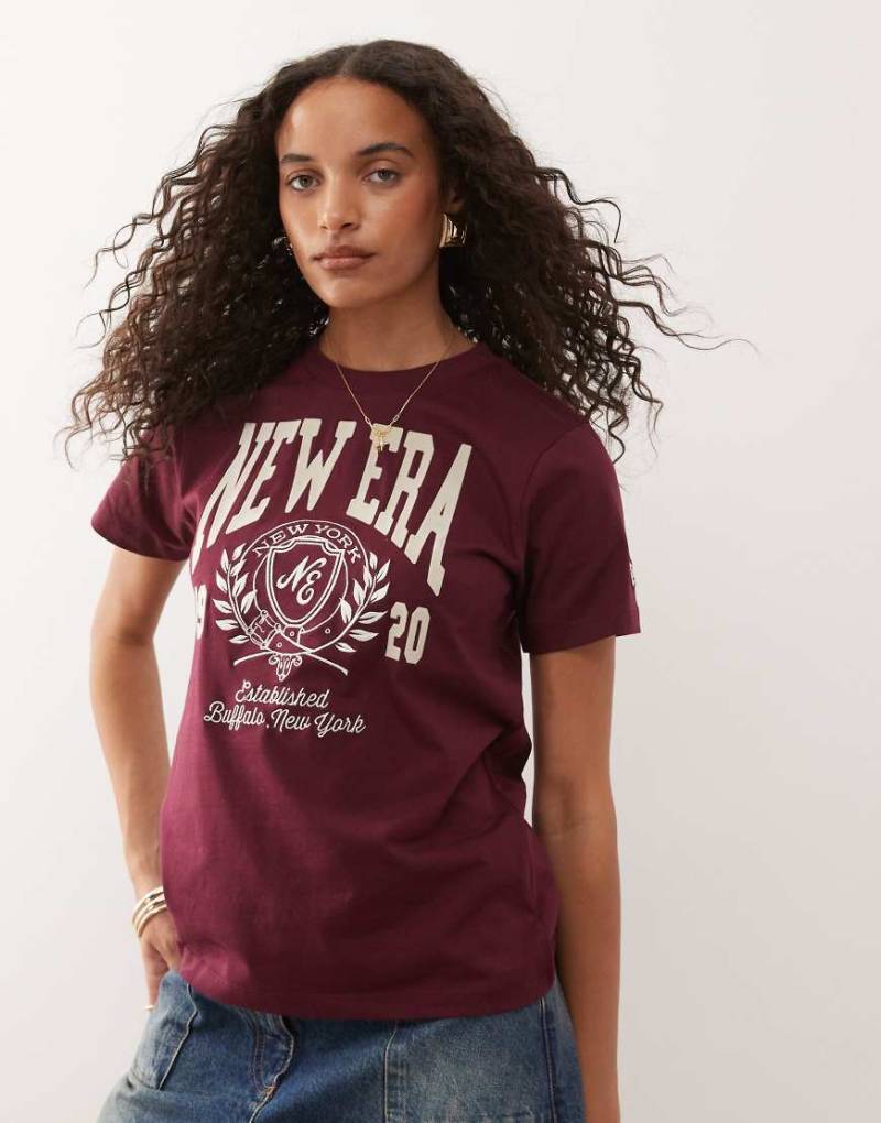 New Era - Oversize-T-Shirt in Burgunderrot mit College-Print von New Era