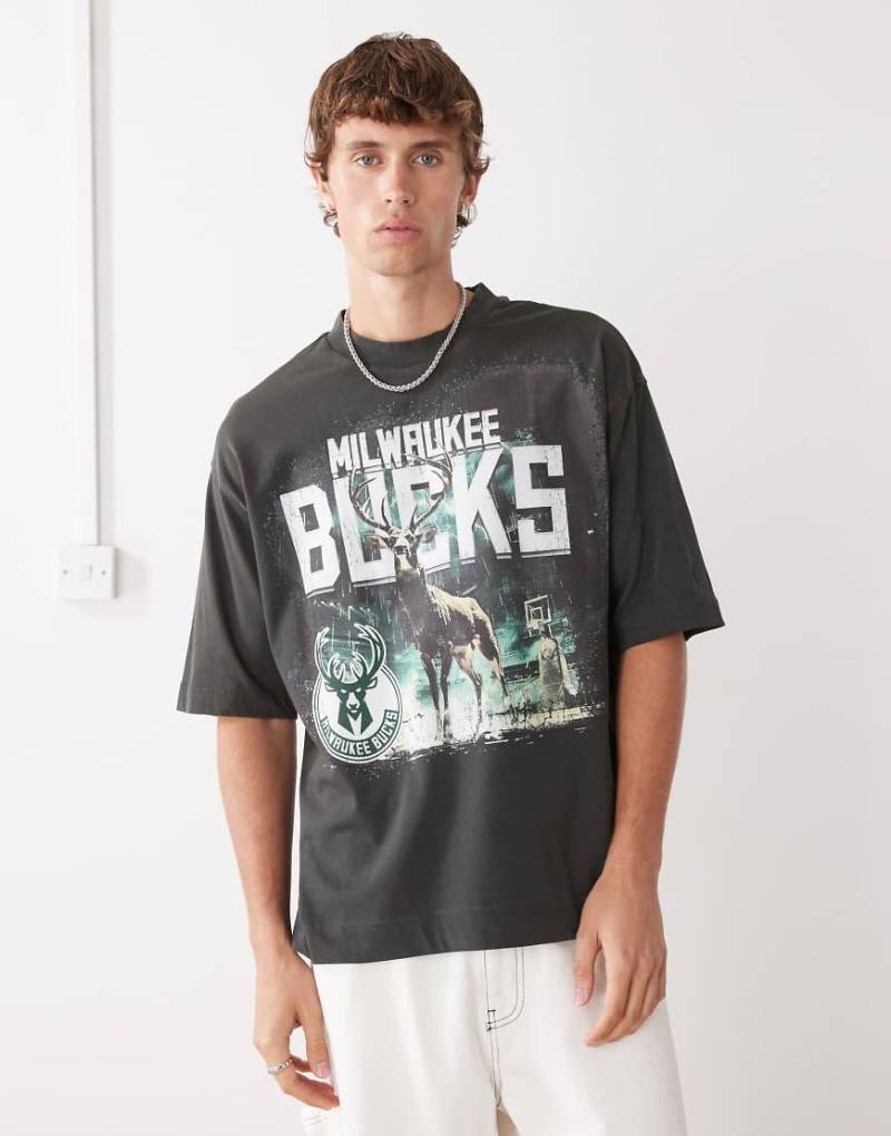 New Era - Oversize-T-Shirt in verwaschenem Schwarz mit „Milwaukee Bucks"-Print von New Era