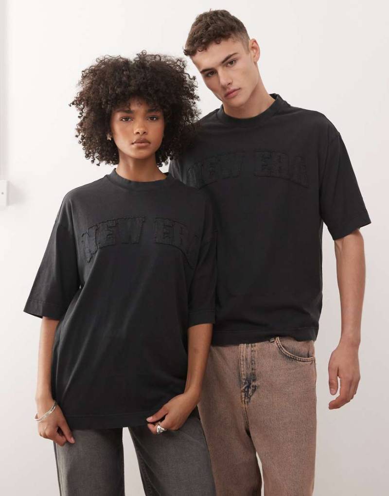 New Era - Oversize-T-Shirt in verwaschenem Schwarz mit Logo-Applikation New Era - Oversize-T-Shirt in verwaschenem Schwarz mit Logo-Applikation von New Era